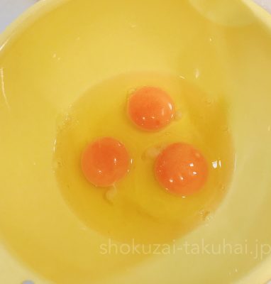 ③卵を溶いたら揚げ玉とキャベツを入れて